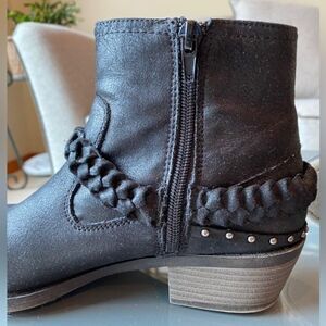 OXOX black size 8M women’s boot faux leather studs 1-1/2” heel zipper closure